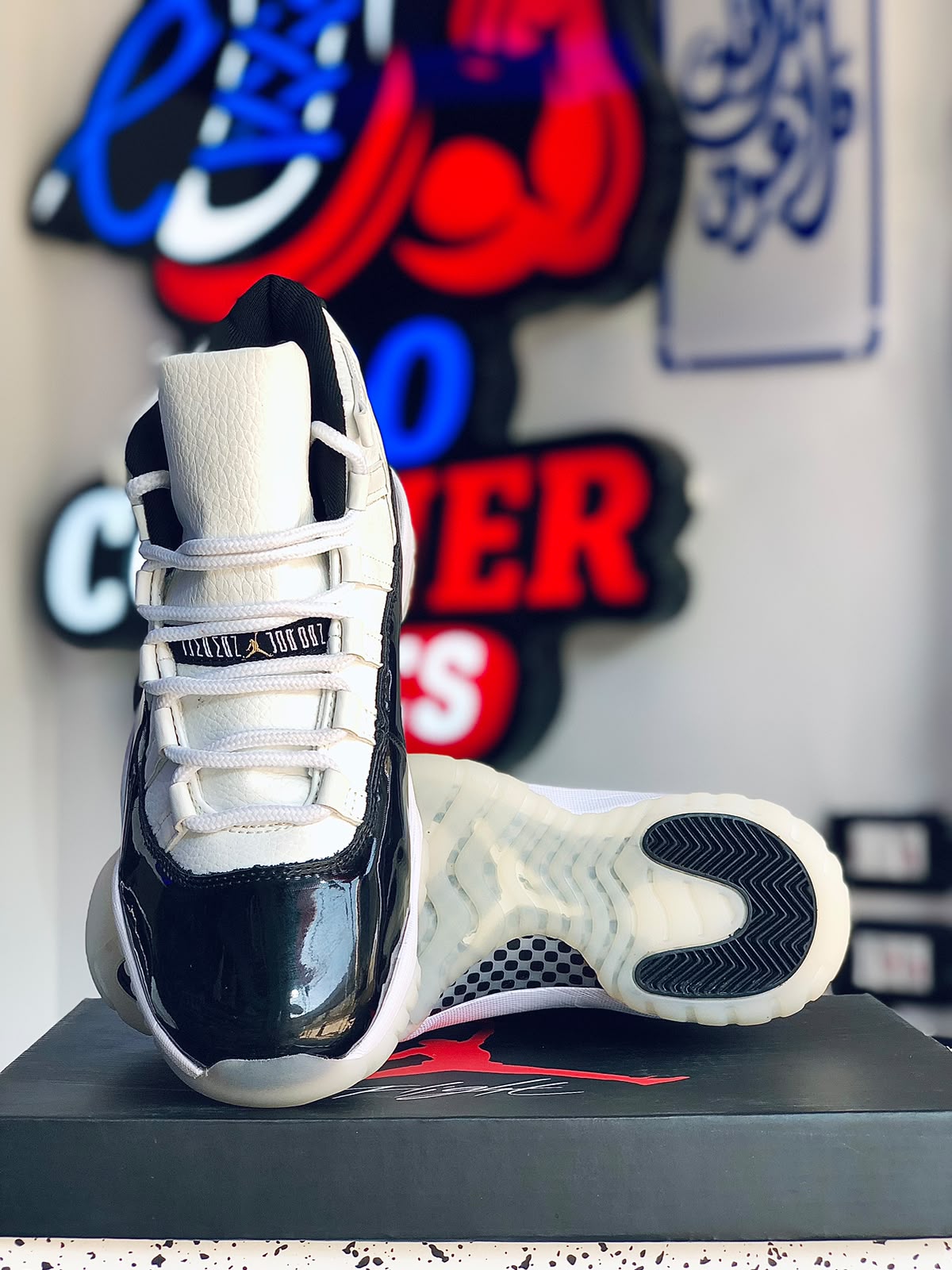Jordan 11 - White Black Gold